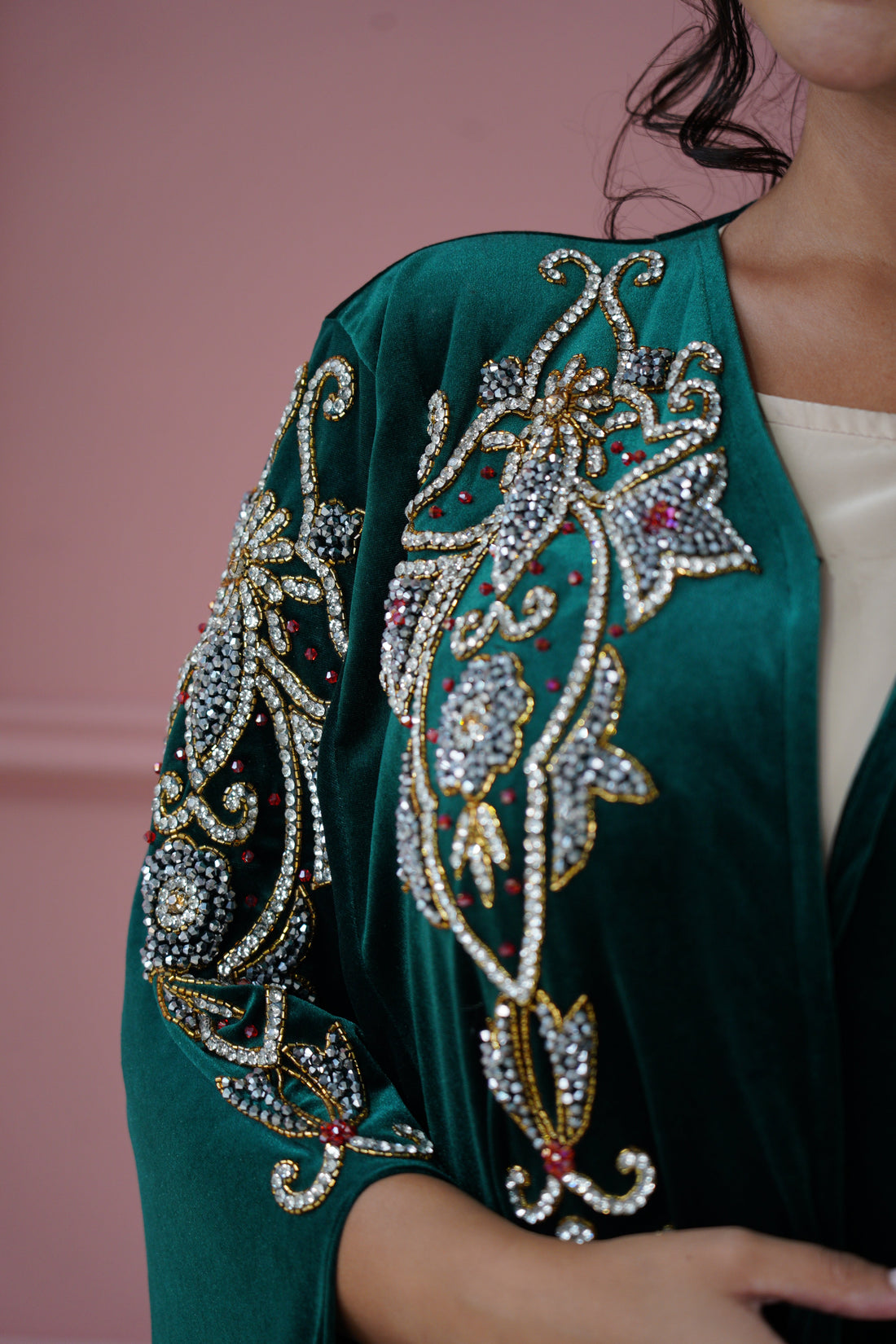 L’art du perlage dans la confection d’abayas haut de gamme