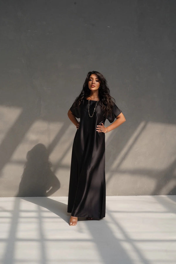 فستان ساتان أسود